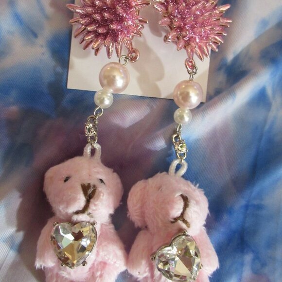 Betsey Johnson Spikey Heart Plush Teddy Bear Drop Earrings Pink Plush NWT - Picture 2 of 4